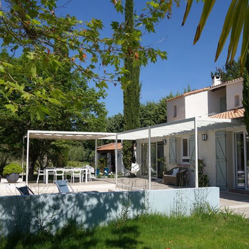 A Rognes, à côté d'Aix, une pergola d'architecte apporte un ombrage contemporain