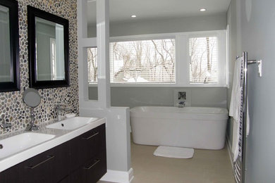 Example of a large minimalist bathroom design in New York