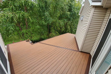 Foto de terraza de tamaño medio sin cubierta en patio trasero con barandilla de metal