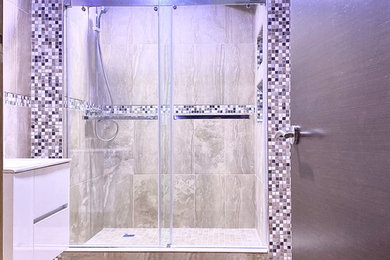 Example of a minimalist bathroom design in New York