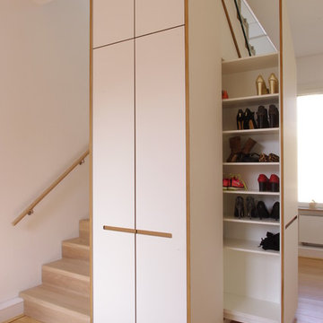 Einbauschrank unter einer Treppe