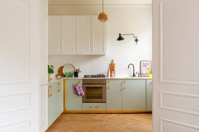 Imagen de cocina contemporánea cerrada con suelo de madera en tonos medios