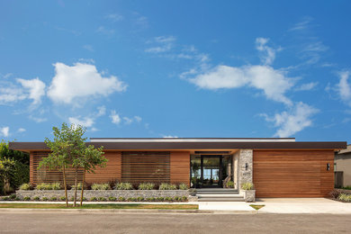 Large contemporary one-storey house exterior in Orange County.