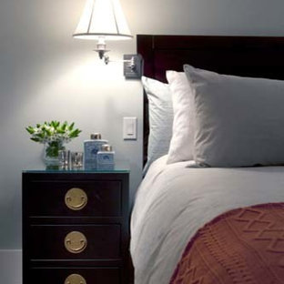 Idee per una piccola camera matrimoniale etnica con pareti grigie e parquet chiaro