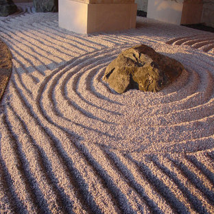 Aménagement d'un jardin arrière asiatique avec du gravier.