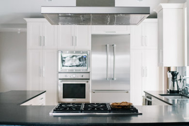 Источник вдохновения для домашнего уюта: кухня в современном стиле с фасадами в стиле шейкер и столешницей из талькохлорита