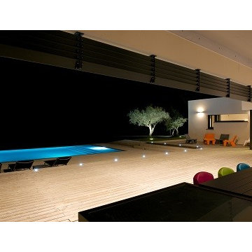 Villa contemporaine de nuit