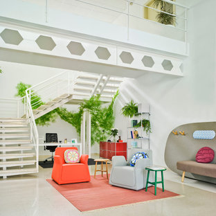 Cette image montre un grand salon bohème ouvert avec un mur blanc, aucune cheminée, aucun téléviseur, une salle de réception et un sol en carrelage de céramique.