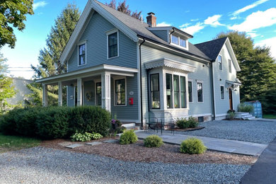 Foto de fachada de casa verde y gris nórdica de tamaño medio de dos plantas con revestimientos combinados, tejado a dos aguas, tejado de teja de madera y tablilla