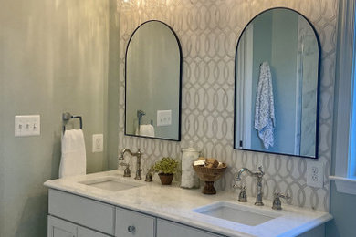 Idéer för stora lantliga en-suite badrum, med luckor med upphöjd panel, vita skåp, vit kakel, porslinskakel, gröna väggar, klinkergolv i porslin, marmorbänkskiva och vitt golv