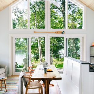 ポートランド(メイン)の小さいカントリー風 LDKの画像 (青い壁、淡色無垢フローリング、暖炉なし、茶色い床)