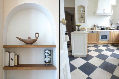 Idéer för att renovera ett vintage kök, med luckor med profilerade fronter, marmorbänkskiva, vitt stänkskydd, rostfria vitvaror, skiffergolv, en integrerad diskho och skåp i ljust trä