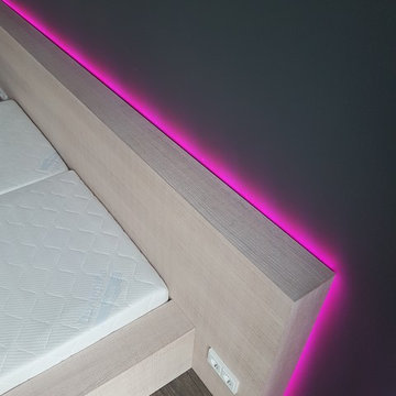 Bett mit indirekte LED-RGB Beleuchtung gefertigt aus Eiche Holz gewachst/geölt