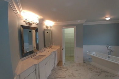 Diseño de cuarto de baño principal grande con paredes negras