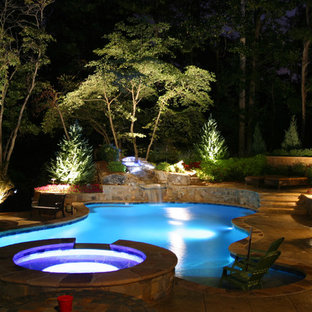 アトランタのオーダーメイドコンテンポラリースタイルのおしゃれなプールの写真