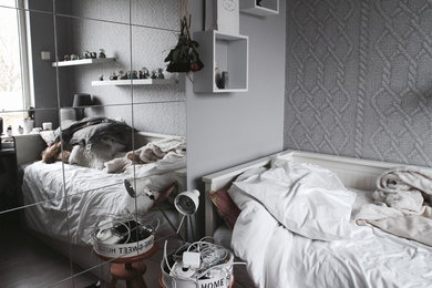 Ejemplo de dormitorio principal nórdico pequeño con paredes grises y suelo laminado