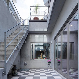 東京23区のインダストリアルスタイルのおしゃれな中庭のテラス (日よけなし) の写真