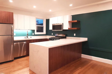 Example of a mid-sized trendy u-shaped eat-in kitchen design in San Francisco with a peninsula