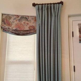 Klassisk inredning av en liten hall, med gula väggar