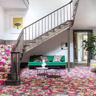 Idéer för eklektiska entréer, med vita väggar och heltäckningsmatta