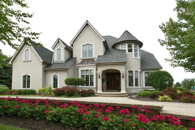 Example of a transitional home design design in Chicago