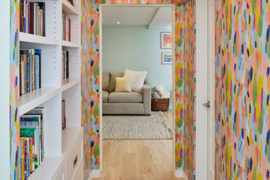 Imagen de sótano con ventanas de estilo americano de tamaño medio con papel pintado