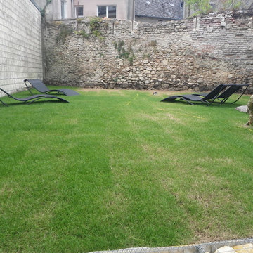 Jardin moderne dans la cour d'une ancienne bâtisse
