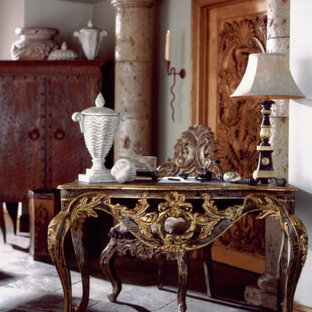 Immagine di un soggiorno mediterraneo di medie dimensioni e chiuso con pareti bianche, pavimento in ardesia, nessun camino, nessuna TV e pavimento nero