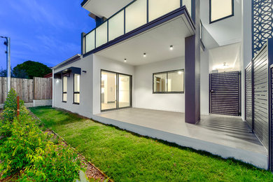 Design ideas for a modern patio in Brisbane.
