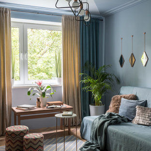 Idee per un piccolo soggiorno scandinavo chiuso con sala formale, pareti blu, parquet chiaro e nessun camino