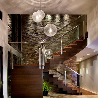 Esempio di un ingresso moderno con pareti bianche e pavimento in granito