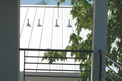 Example of a minimalist metal railing balcony design in Austin