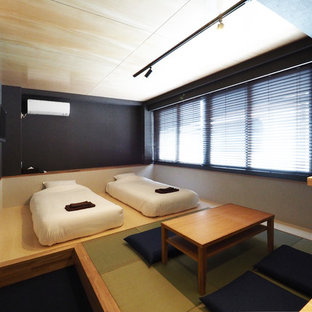 Esempio di una camera degli ospiti etnica con pareti nere, moquette, nessun camino e pavimento blu