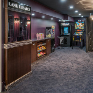 Inspiration pour une grande salle de cinéma design fermée avec un mur violet, moquette et un écran de projection.