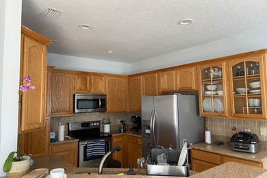 Kitchen - mid-sized kitchen idea in Orlando