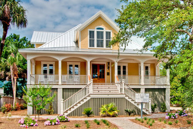 Coastal exterior home idea in Charleston