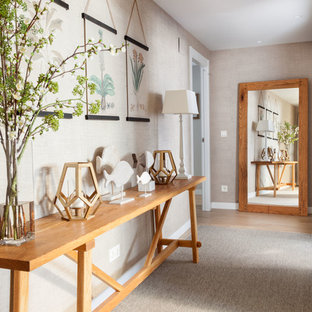 Idéer för att renovera en maritim hall, med ljust trägolv och beiget golv