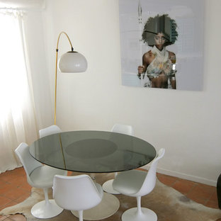 マルセイユの中サイズの地中海スタイルのLDKの画像 (白い壁、テラコッタタイルの床)