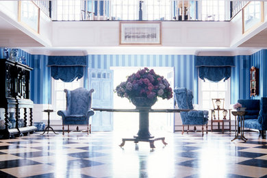 Elegant entryway photo in New York