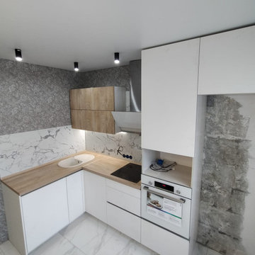 Светлая угловая белая кухня с горизонтальными верхними шкафами