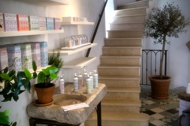 Cette photo montre un escalier romantique.