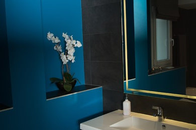 Aménagement d'une salle de bain contemporaine.