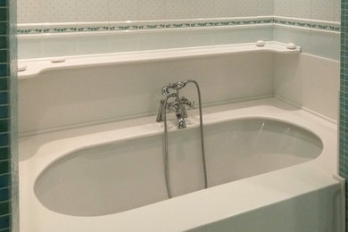 Стильный дизайн: главная ванная комната среднего размера в классическом стиле с столешницей из искусственного камня - последний тренд