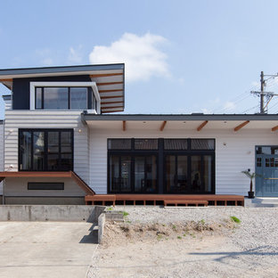 他の地域のビーチスタイルのおしゃれな家の外観 (メタルサイディング、片流れ屋根、戸建、金属屋根) の写真