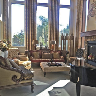 Geräumiges, Repräsentatives, Fernseherloses, Abgetrenntes Mediterranes Wohnzimmer mit beiger Wandfarbe, Teppichboden, Eckkamin und Kaminsims aus Backstein in Toronto