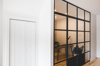 Minimalist entryway photo in Montreal