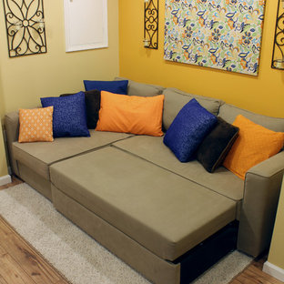 Foto di un piccolo soggiorno contemporaneo con pareti arancioni e pavimento in laminato