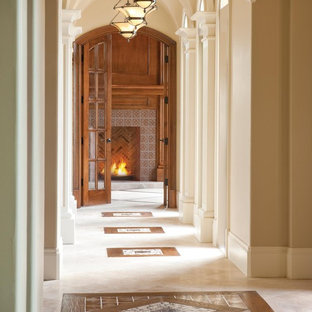 Inredning av en klassisk hall, med travertin golv och flerfärgat golv