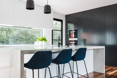 This is an example of a contemporary kitchen in Melbourne.