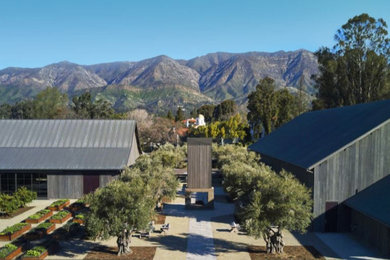 Cottage home design photo in Los Angeles